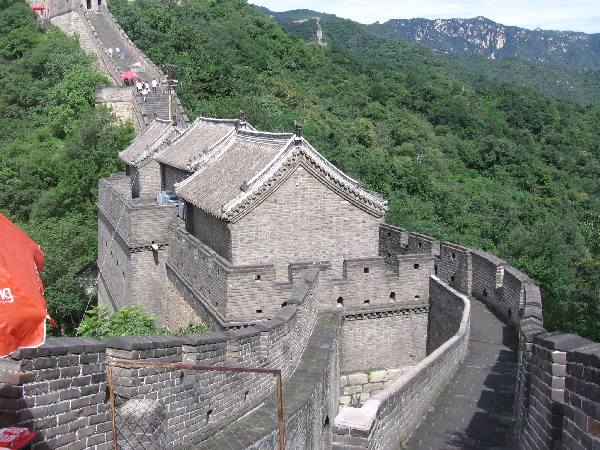 Metsän keskellä mutkitteleva Kiinan muuri