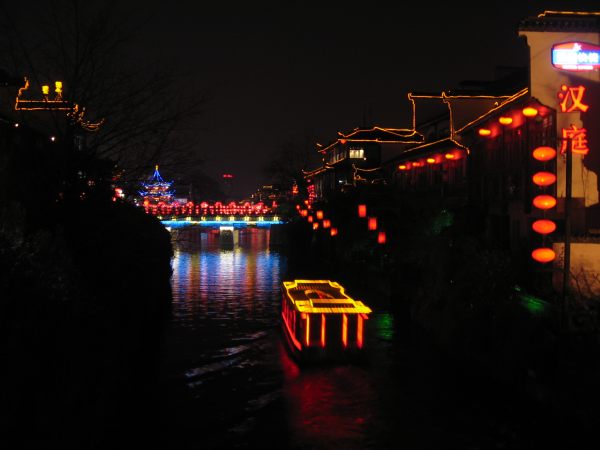 Nanjing koristeltuna punaisilla lyhdyillä.